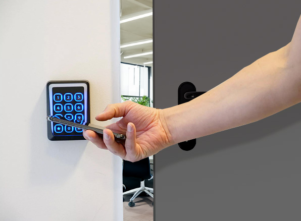Gâche électrique sur porte industrielle