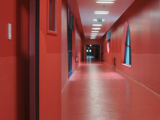 Bloc-porte ERP bois avec DAS et ferme-porte, couloir lumineux