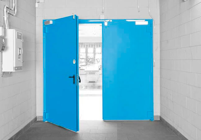 Porte industrielle battante à 2 vantaux